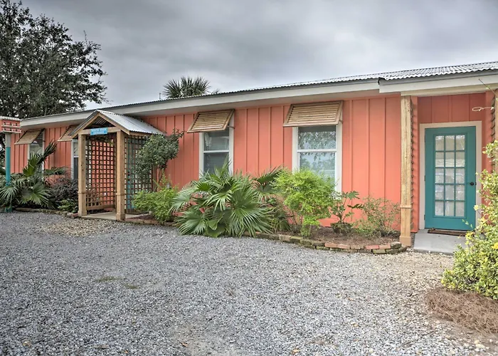 Walk To Beach From Chic Old Town Apartment W/ Yard